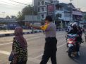 Kapolsek Semampir Pimpin Pengaturan Lalu Lintas Sore di Jalan Karang Tembok