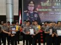 Kapolres Tanjung Perak Dampingi Babinkamtibmas Kedinding Terima Penghargaan