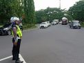 Atur Lalu Lintas Sore, Satlantas Polres Tanjung Perak Berupaya Mencegah Kemacetan