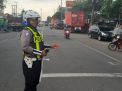 Satlantas Polres Tanjung Perak Lakukan Pengaturan Sore Urai Kepadatan Lalu Lintas