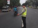 Bantu Kepulangan Pekerja, Polsek Krembangan Atur Lalu Lintas Sore