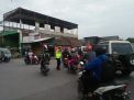 Polsek Asemrowo Lakukan Pengaturan Sore, Bantu Lancarkan Kepulangan Pekerja