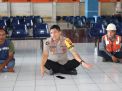 Cangkrukan Bersama TKBM, Kapolres Tanjung Perak Sampaikan Pesan Waspada Hoax