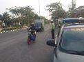 Unit Sabhara Polsek Kenjeran Atur Lalu Lintas Sore di Jalan Pogot