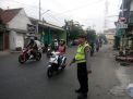 Bantu Pekerja Pulang, Polsek Semampir Rutin Lakukan Pengaturan Lalu Lintas Sore