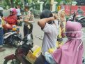 Polsek Asemrowo Bersama Kecamatan & Puskesmas Bagi-bagi Masker ke Pengendara Motor