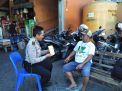Panit Binmas Polsek Asemrowo Sampaikan Pesan Waspada Curanmor Ke Petugas Parkir