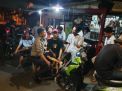Babinkamtibmas Asemrowo Beri Penyuluhan Bahaya Narkoba Ke Pengunjung Warung