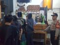 Panit Binmas Polsek Semampir Bubarkan Pengunjung Warkop, Cegah Penyebaran Virus Corona