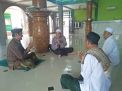 Panit Binmas Polsek Asemrowo Sampaikan Pesan Jaga Kebersihan ke Takmir Masjid
