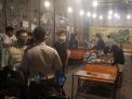 Polsek Kenjeran Sampaikan Himbauan Ke Pengunjung Warkop Agar Membubarkan Diri