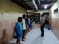 Antisipasi Tahanan Sakit, Polsek Krembangan Laksanakan Kegiatan Rutin Pengecekan Pagi & Malam