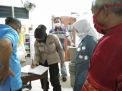 Kapolsek Kenjeran & Camat Bagikan Masker Ke Kampung Tangguh Takal Kedinding