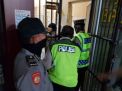 Cegah Penyelundupan Barang Terlarang, Polsek Asemrowo Lakukan Pengecekan Tahanan