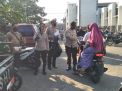 Kapolsek Kenjeran Bersama Anggota Bagikan Masker Ke Pengunjung & Pedagang Pasar Nambangan