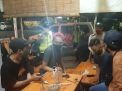 Personil Polsek Semampir Gelar Patroli Malam di Warkop, Bagikan Masker Untuk Pengunjung
