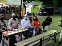 Sambang Pemukiman, Babinkamtibmas Perak Timur Sampaikan Pesan Jaga Kerukunan