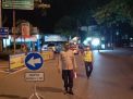 Personil Piket Pospam Polsek Krembangan Gelar Penyekatan di Malam Hari