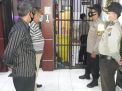 Antisipasi Barang Terlarang & Tahanan Sakit, Polsek Asemrowo Laksanakan Pengecekan Rutin