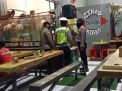 Gandeng Linmas, Polsek Asemrowo Gelar Operasi Pemberlakuan Jam Malam di Warkop-Warkop