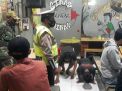 Bersama Instansi Samping, Polsek Asemrowo Gelar Operasi Jam Malam dan Penertiban Masker di Warkop-Warkop