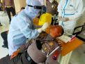 Personil Penyekatan Polres Tanjung Perak di Suramadu Ikuti Swab Tes Secara Berkala