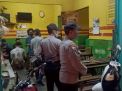 Polsek Asemrowo Bareng Linmas Datangi Warung-Warung, Gelar Operasi Jam Malam & Penertiban Masker