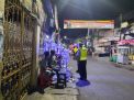 Polsek Krembangan Gelar Operasi Jam Malam di Jalan Tambak Asri, Sasar Warung & Toko