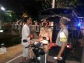 Polsek Kenjeran Lakukan Operasi Penertiban Masker Malam Hari Bersama Satpol PP