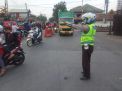 Cegah Kemacetan Kepulangan Pekerja, Polsek Asemrowo Lakukan Pengaturan Sore