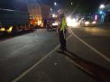 Personil Satlantas Polres Tanjung Perak Atur Lalu Lintas Malam di Jalan Jakarta