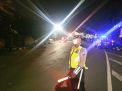Satlantas Polres Tanjung Perak Beri Pelayanan Masyarakat Melalui Pengaturan Malam
