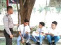 Babinkamtibmas Takal Kedinding, Sampaikan Pesan Tertib Lalu Lintas ke Pelajar