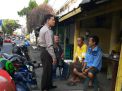 Babinkamtibmas Krembangan Utara Sampaikan Pesan Waspada 3C Ke Pengunjung Warkop