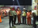 Patroli Malam di SPBU, Polsek Asemrowo Sampaikan Pesan Waspada Uang Palsu