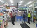 Polsek Asemrowo Gelar Patroli Malam di Mini Market, Titip Pesan Waspada Uang Palsu