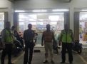 Polsek Asemrowo Gelar Patroli Malam di Mini Market, Sampaikan Pesan Waspada Uang Palsu
