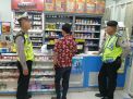 Patroli Malam di Mini Market, Polsek Pabean Cantikan Titip Pesan Waspada Pencurian