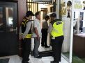 Polsek Asemrowo Pantau Kondisi Kesehatan Tahanan Melalui Pengecekan Rutin