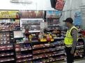 Unit Sabhara Polsek Kenjeran Patroli Malam di Mini Market, Sampaikan Pesan Waspada Pencurian