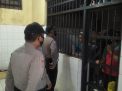 Polsek Kenjeran Pantau Kesehatan Tahanan & Cegah Tahanan Kabur Lewat Pengecekan Rutin