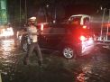 Unit Lantas Polsek Asemrowo Lakukan Pengaturan Cegah Kemacetan Akibat Banjir