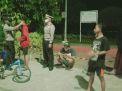 Polsek Kenjeran Gelar Patroli Malam & Bagikan Masker di Taman Suroboyo