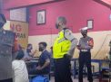Polsek Krembangan Bersama Koramil Lakukan Operasi Masker di Warkop-Warkop