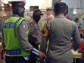 Polsek Asemrowo Bersama Linmas Beri Teguran Ke Pemilik Warkop Yang Melanggar Jam Malam