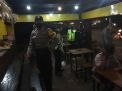 Polsek Asemrowo Gelar Operasi Pemberlakuan Jam Malam di Warkop & Cafe Bareng Linmas
