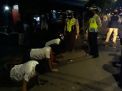 Personil Polsek Asemrowo Bersama Linmas Lakukan Operasi Pemberlakuan Jam Malam & Penertiban Masker di Warkop