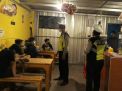 Polsek Asemrowo Gelar Operasi Jam Malam di Warung & Cafe, Diikuti Penertiban Masker