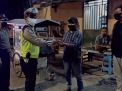 Polsek Asemrowo Bagikan Bantuan Sembako Untuk Pedagang Warung Sekaligus Mengingatkan Patuh Protokol Kesehatan