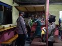 Polsek Kenjeran Gelar Operasi Jam Malam Sambil Bagikan Masker